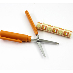 OSXZ3030342 students folding scissors